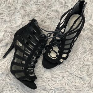 Black strappy Guess heel